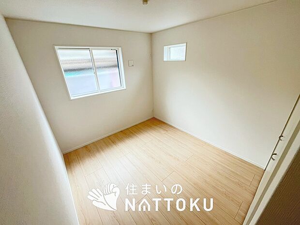 【現地写真（洋室）】木目の美しさを際立たせるシンプルデザインの建具を使用しています。