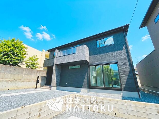 【現地写真(外観)】軽くて火災に強い屋根材を採用し、地震時の建物への負担や揺れを軽減しています。