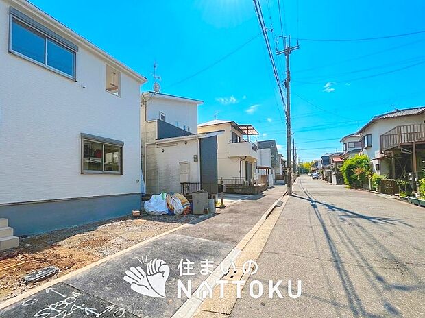 【現地写真（前道含む外観）】健康被害に配慮したもっとも安全性の高い建材を採用し、シックハウス対策をしております。