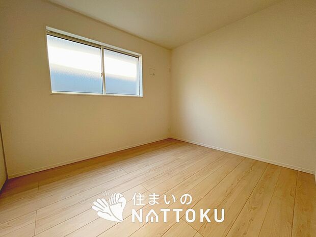 【現地写真（寝室）】木目の美しさを際立たせるシンプルデザインの建具を使用しています。