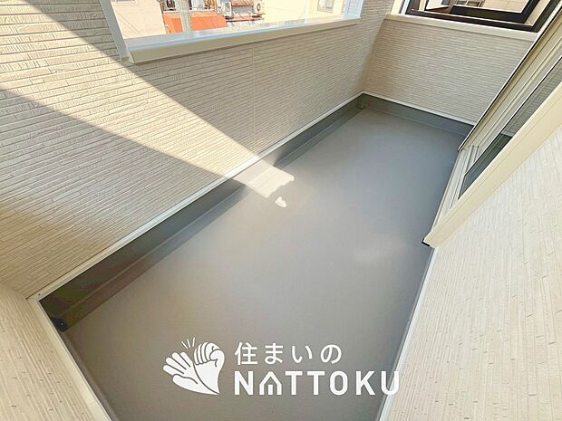 【バルコニー】奥行きが広く、洗濯物をゆったりと干せる十分な広さで、家族の洗濯も捗ります。