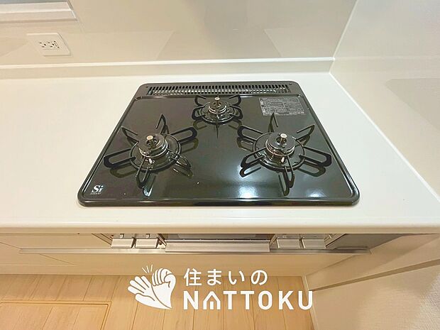 【ビルトインコンロ】フラットな構造で清掃性が高く、過熱防止センサー付３口タイプで日頃の家事も快適です。