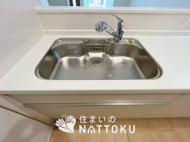 【浄水器内臓ハンドシャワー付シンク】広々とした凸型シンクに洗剤ポケットを標準装備。すっきり収納できます。
また、蛇口の先端に浄水器を内蔵しているため場所をとりません。
