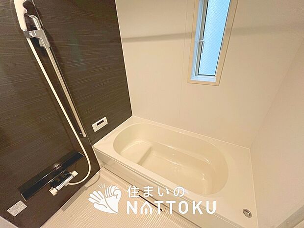 【現地写真（浴室）】浴室暖房乾燥機付き。１坪タイプで広々です。