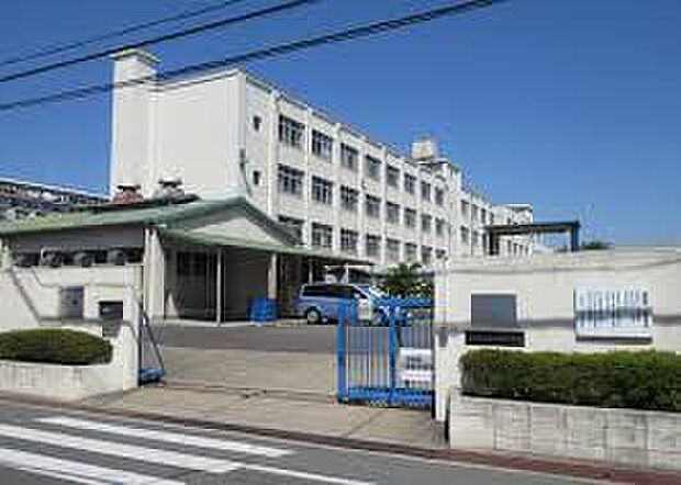 高槻市立北大冠小学校(約721m)