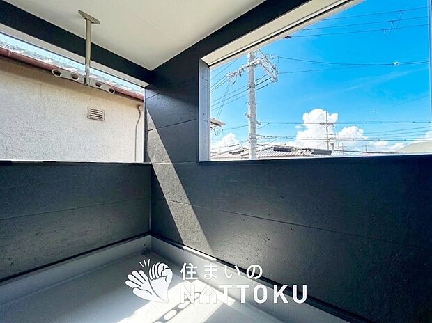 【バルコニー】奥行きが広く、洗濯物をゆったりと干せる十分な広さで、家族の洗濯も捗ります。