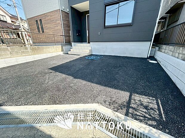 【現地写真（駐車場）】駐車スペースが広く、運転が苦手な方も安心です。