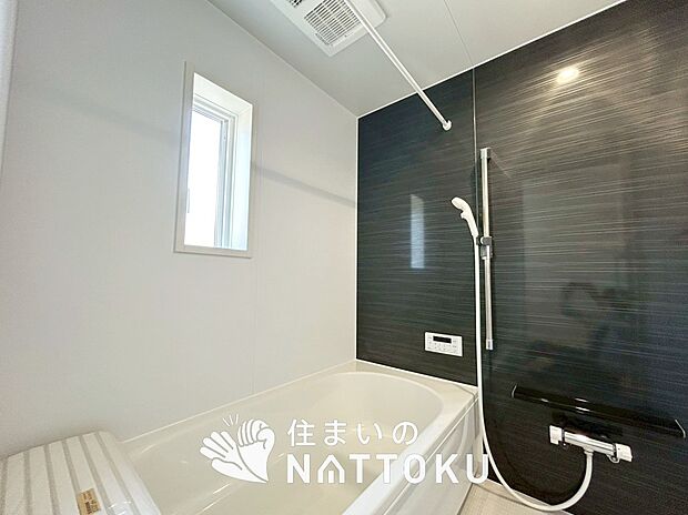 【現地写真（浴室）】浴室暖房乾燥機付き。１坪タイプで広々です。