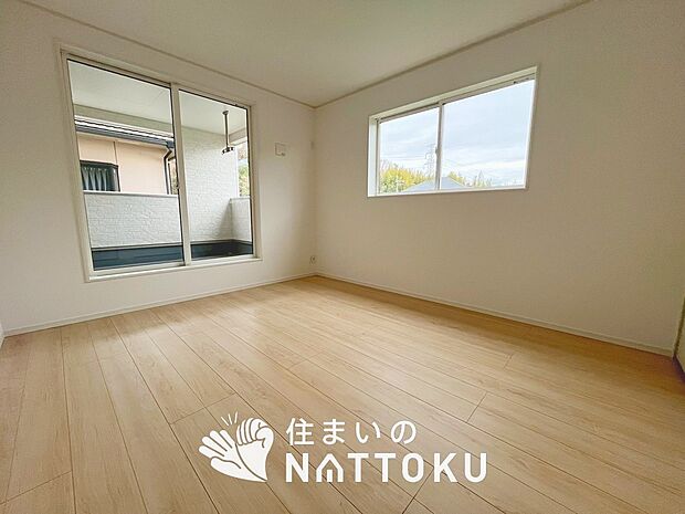 【現地写真（寝室）】木目の美しさを際立たせるシンプルデザインの建具を使用しています。