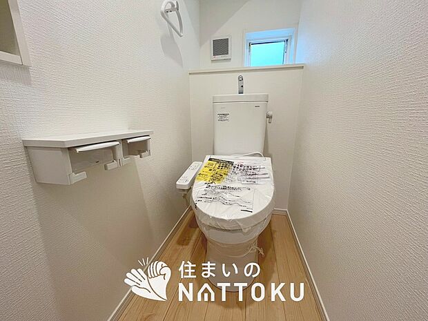 【トイレ】汚れてもサッとひと拭きでお手入れ簡単、エコ仕様の温水洗浄便座付きのトイレです。
バリアフリーにも配慮しています。
