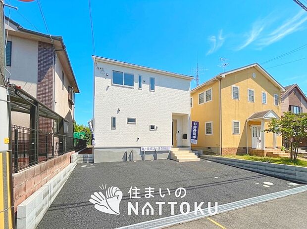 【現地写真（外観）】雨で汚れを落とし、耐久性・耐候性に優れた外壁を使用しています。