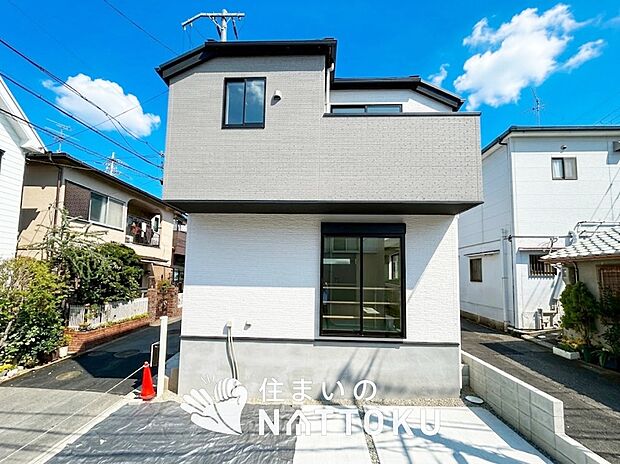 【現地写真(外観)】軽くて火災に強い屋根材を採用し、地震時の建物への負担や揺れを軽減しています。