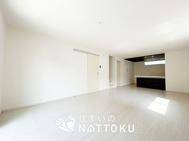 【現地写真(リビング)】フローリング材には、木目、色調など木材特有の風合いがあり、ナチュラルな美しさになっています。