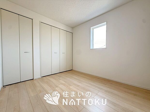 【現地写真(洋室)】木目の美しさを際立たせるシンプルデザインの建具を使用しています。