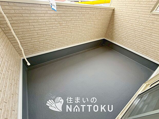 【バルコニー】奥行きが広く、洗濯物をゆったりと干せる十分な広さで、家族の洗濯も捗ります。