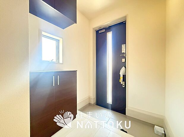 【現地写真(玄関)】玄関には、大型のシューズ収納を設置しています。