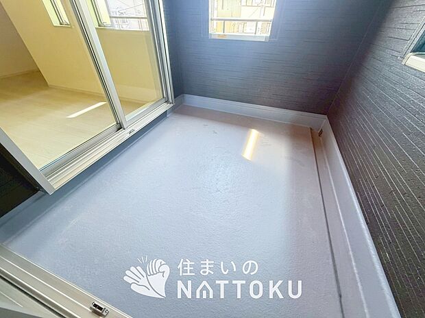 【バルコニー】奥行きが広く、洗濯物をゆったりと干せる十分な広さで、家族の洗濯も捗ります。