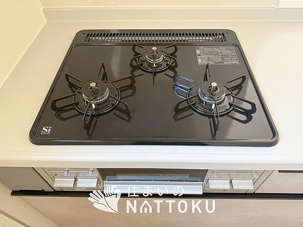 【ビルトインコンロ】フラットな構造で清掃性が高く、過熱防止センサー付3口タイプで日頃の家事も快適です。