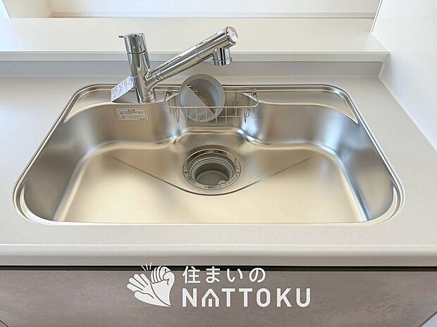 【浄水器内臓ハンドシャワー付シンク】傷や汚れが付きにくい静音仕様の全面エンボス加工シンク。
また、蛇口の先端に浄水器を内蔵。浄水シャワーが使える毎分4リットルのたっぷり浄水。