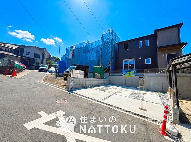 【現地写真(前道含む外観)】健康被害に配慮したもっとも安全性の高い建材を採用し、シックハウス対策をしております。