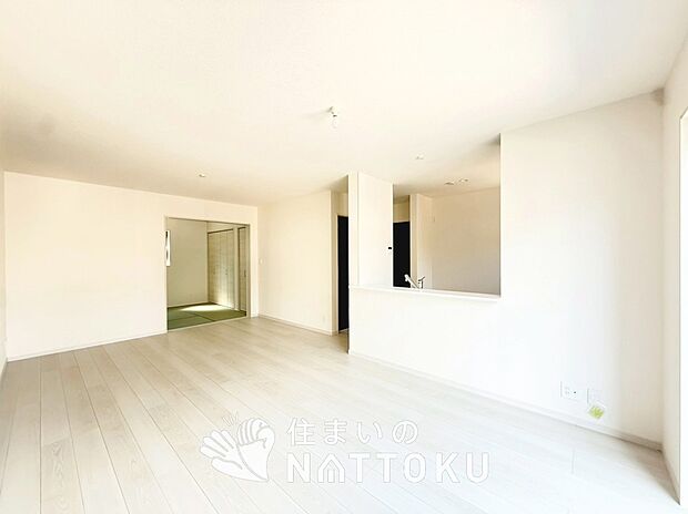 【現地写真(リビング)】フローリング材には、木目、色調など木材特有の風合いがあり、ナチュラルな美しさになっています。