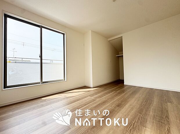 【現地写真(寝室)】木目の美しさを際立たせるシンプルデザインの建具を使用しています。