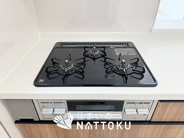 【ビルトインコンロ】フラットな構造で清掃性が高く、過熱防止センサー付3口タイプで日頃の家事も快適です。