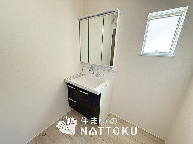 【洗面台・洗面所】鏡の両サイドは、必要なものを取出しやすく、大きな鏡面で朝の準備も快適。
使いやすいリフトアップ機能付きのシングルレバーシャワー水栓付です。
