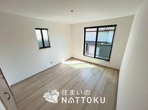 【現地写真(洋室)】木目の美しさを際立たせるシンプルデザインの建具を使用しています。