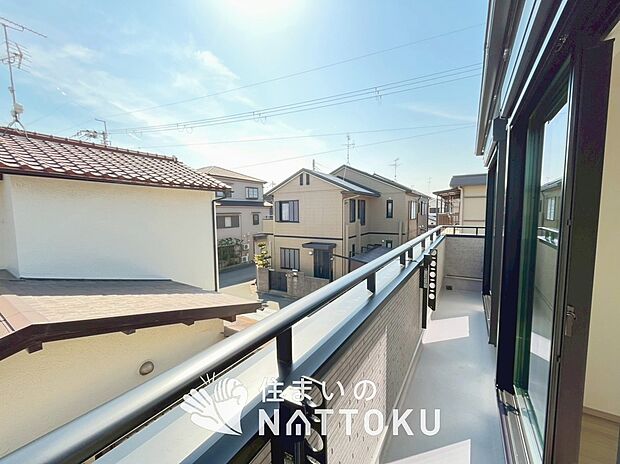 【バルコニー】奥行きが広く、洗濯物をゆったりと干せる十分な広さで、家族の洗濯も捗ります。