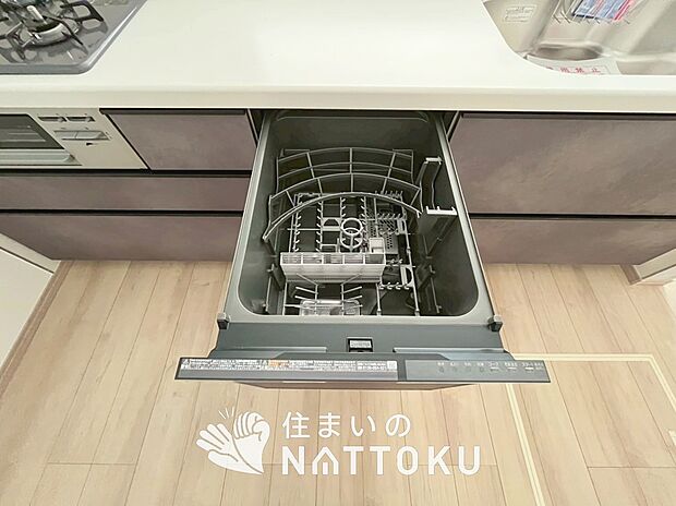 【食器洗い乾燥機】食後の時間にゆとりを与えてくれる食器洗い乾燥機。
操作ボタンも上面にあるので、腰をかがめずに操作ができラクラクです。