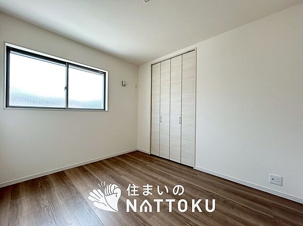 【現地写真(寝室)】木目の美しさを際立たせるシンプルデザインの建具を使用しています。