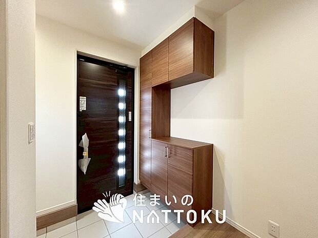 【現地写真(玄関)】玄関には、大型のシューズ収納を設置しています。