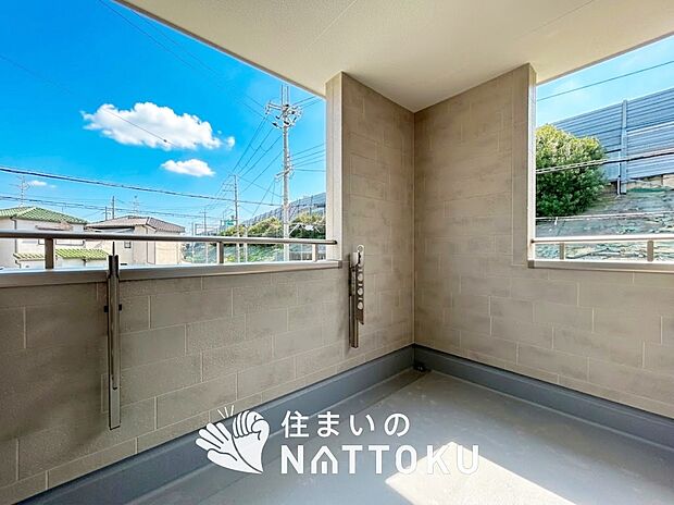 【バルコニー】奥行きが広く、洗濯物をゆったりと干せる十分な広さで、家族の洗濯も捗ります。