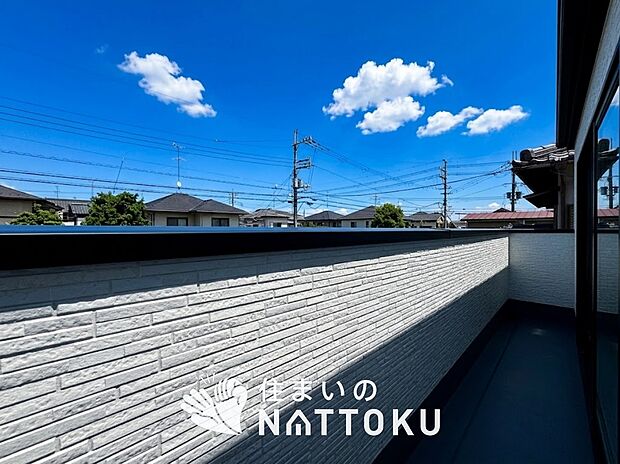 【バルコニー】奥行きが広く、洗濯物をゆったりと干せる十分な広さで、家族の洗濯も捗ります。