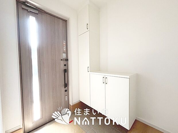 【現地写真(玄関)】玄関には、大型のシューズ収納を設置しています。
