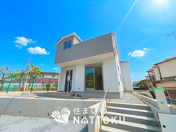 【現地写真(外観)【1号地】】軽くて火災に強い屋根材を採用し、地震時の建物への負担や揺れを軽減しています。