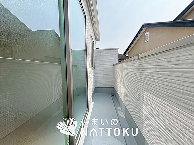 【バルコニー】奥行きが広く、洗濯物をゆったりと干せる十分な広さで、家族の洗濯も捗ります。