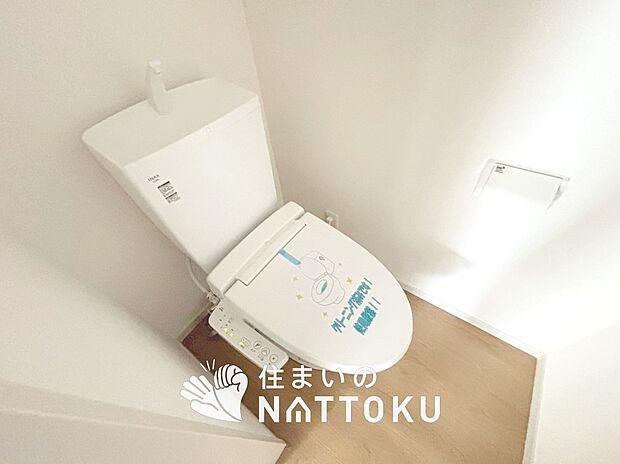 【トイレ】汚れてもサッとひと拭きでお手入れ簡単、エコ仕様の温水洗浄便座付きのトイレです。
バリアフリーにも配慮しています。