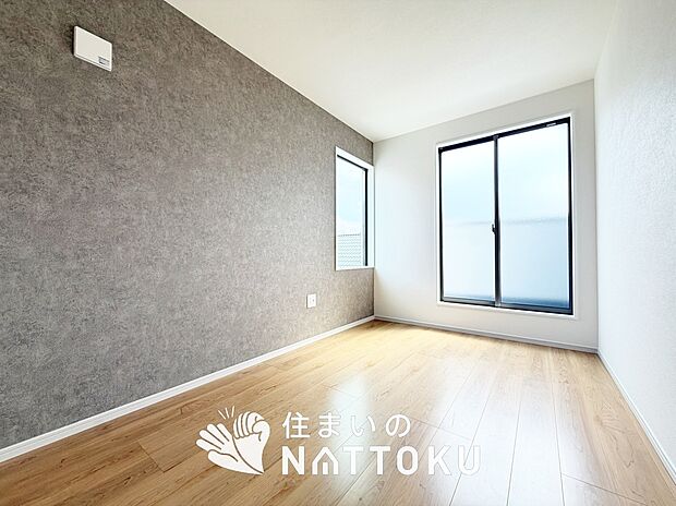 【現地写真(寝室)】木目の美しさを際立たせるシンプルデザインの建具を使用しています。