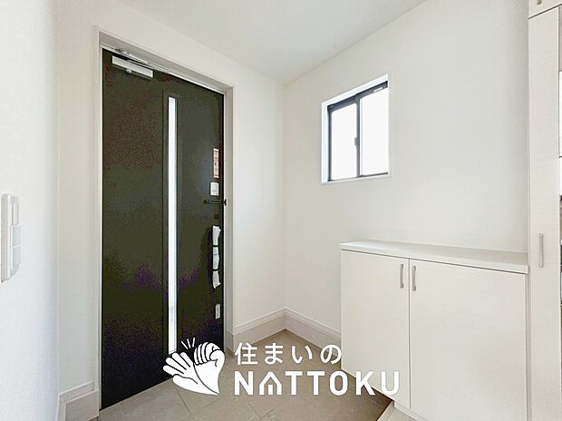 【現地写真(玄関)】玄関には、大型のシューズ収納を設置しています。