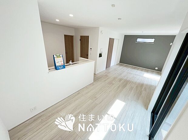 【現地写真(リビング)】フローリング材には、木目、色調など木材特有の風合いがあり、ナチュラルな美しさになっています。