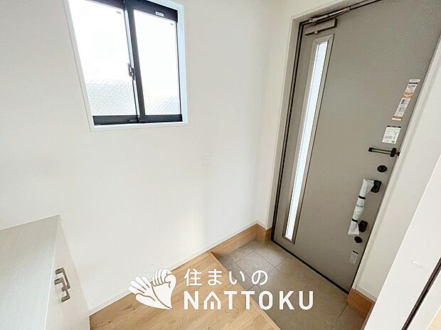 【現地写真(玄関)】玄関には、大型のシューズ収納を設置しています。