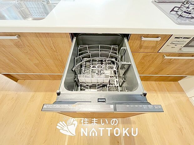 【食器洗い乾燥機】食後の時間にゆとりを与えてくれる食器洗い乾燥機。
操作ボタンも上面にあるので、腰をかがめずに操作ができラクラクです。