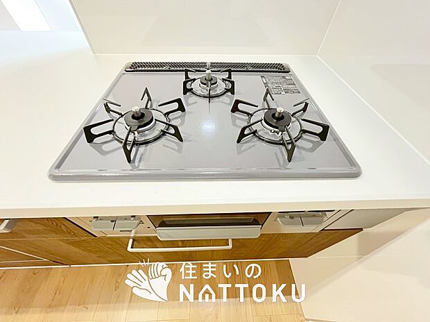 【ビルトインコンロ】フラットな構造で清掃性が高く、過熱防止センサー付3口タイプで日頃の家事も快適です。