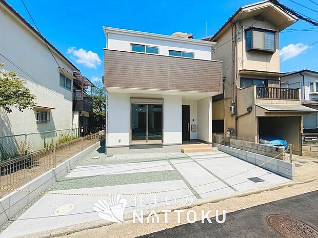 【現地写真(外観)】軽くて火災に強い屋根材を採用し、地震時の建物への負担や揺れを軽減しています。