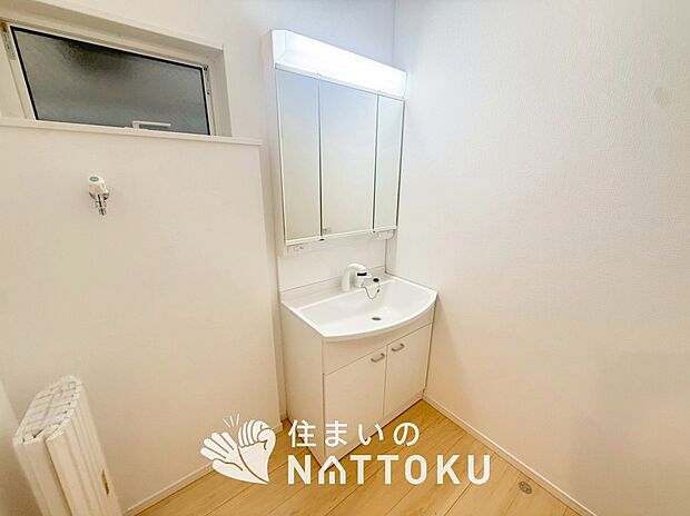 【洗面台・洗面所】鏡の両サイドは、必要なものを取出しやすく、大きな鏡面で朝の準備も快適。
使いやすいリフトアップ機能付きのシングルレバーシャワー水栓付です。