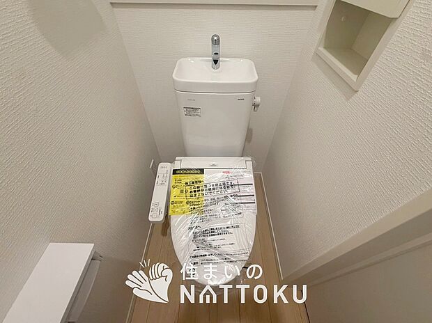 【トイレ】汚れてもサッとひと拭きでお手入れ簡単、エコ仕様の温水洗浄便座付きのトイレです。
バリアフリーにも配慮しています。