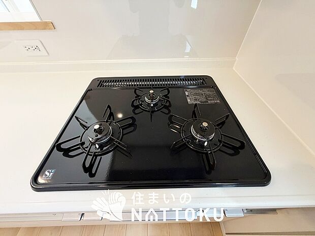 【ビルトインコンロ】フラットな構造で清掃性が高く、過熱防止センサー付3口タイプで日頃の家事も快適です。