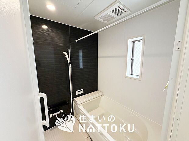 【現地写真(浴室)】浴室暖房乾燥機付き。1坪タイプで広々です。